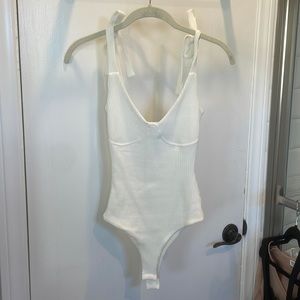 Princess Polly white ribbed body suit size 0/ Xs. Never been worn!